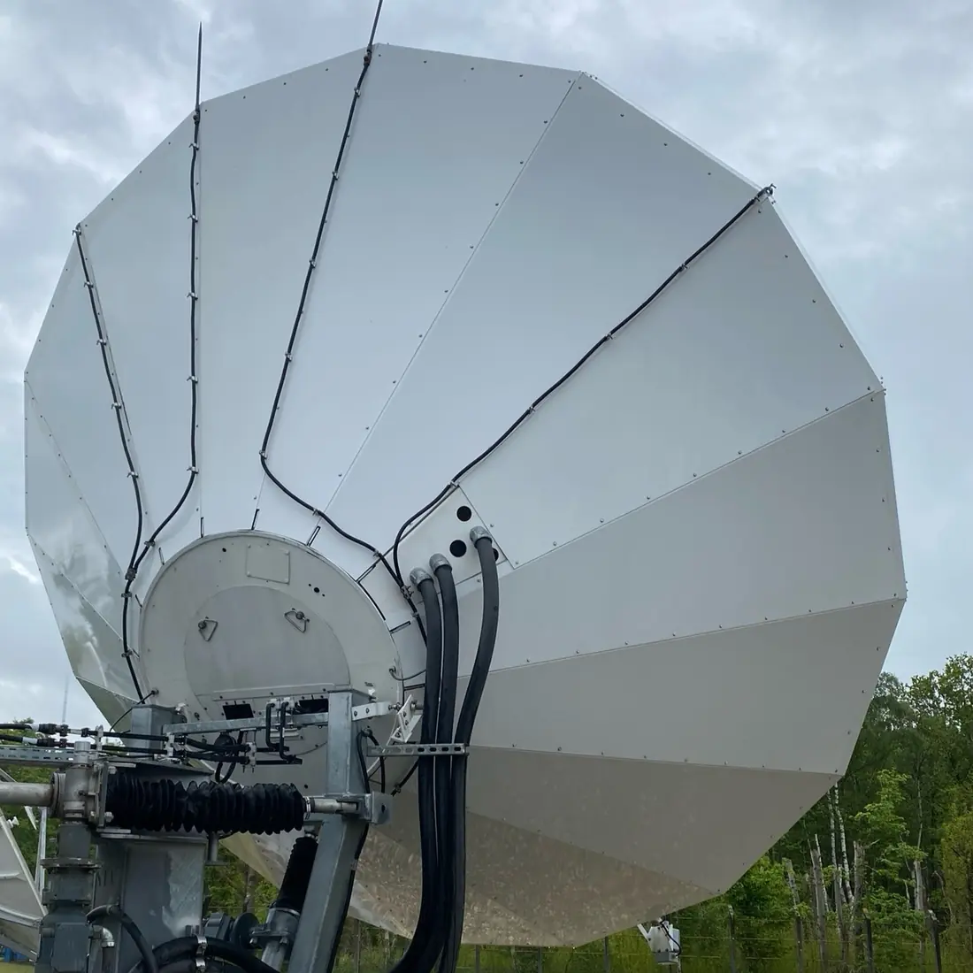 Antenne parabolique après nettoyage : face arrière propre