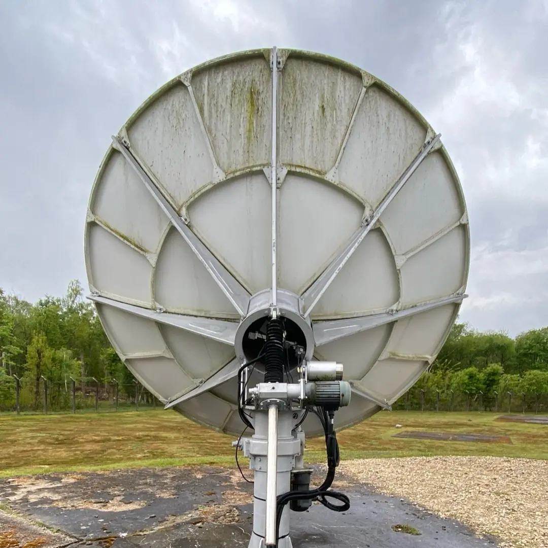 Antenne parabolique avant nettoyage : mousses et salissures sur la face arrière