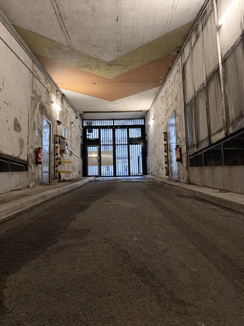 Couloir d’accès après nettoyage : sol dégagé